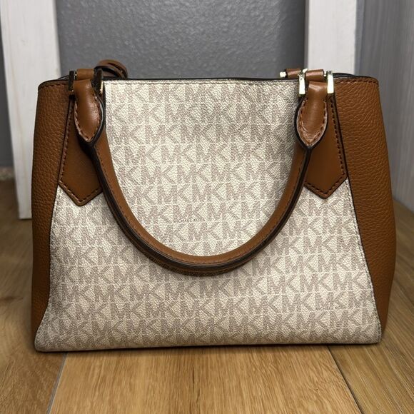 Michael kors bag New with out tags - Picture 5 of 14